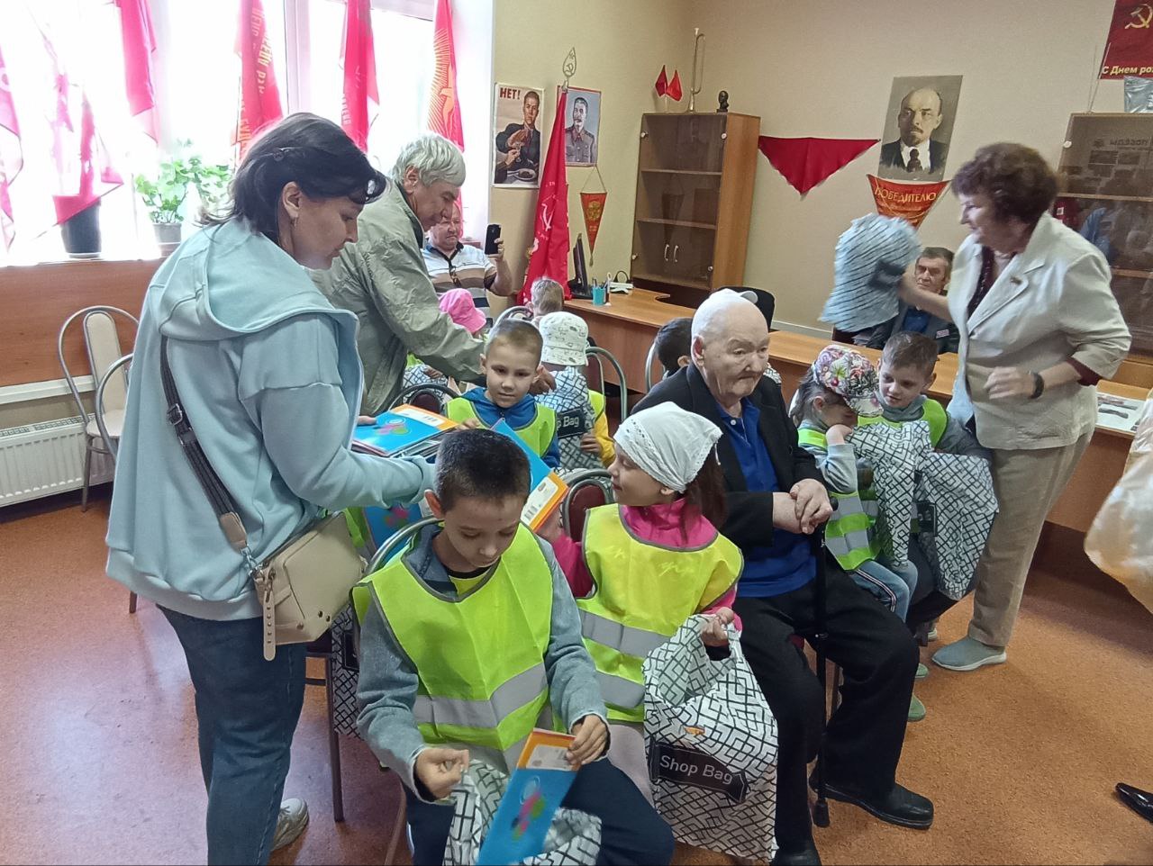 Дети в гостях у коммунистов Рузы