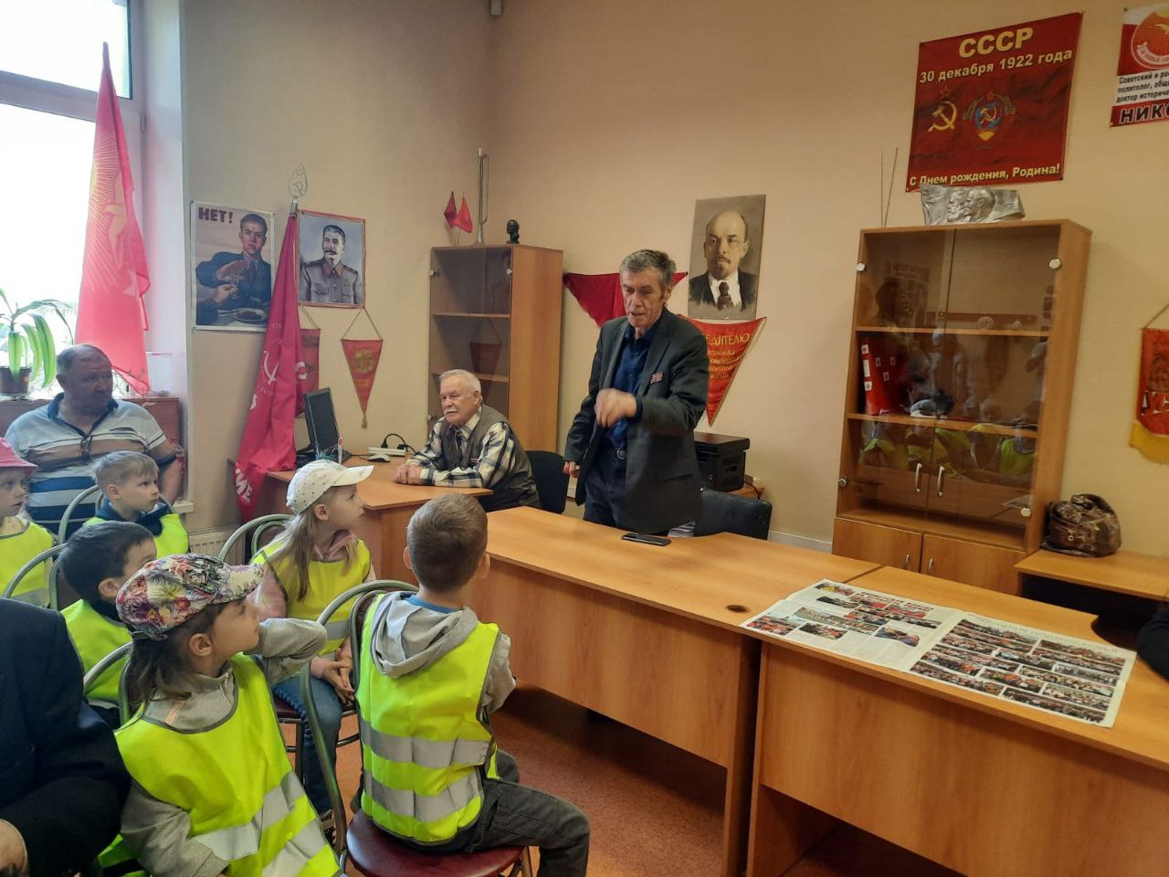 Дети в гостях у коммунистов Рузы