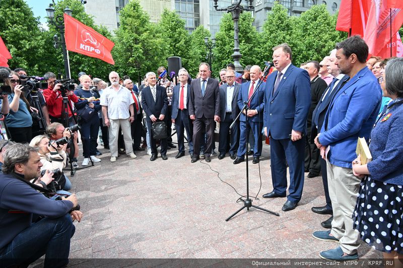 «Пушкин и сегодня вместе с нами сражается за русское слово!»
