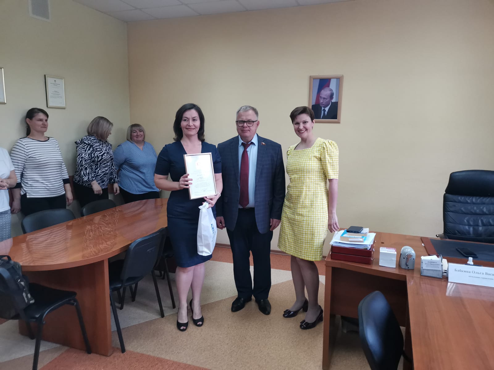 Руководитель фракции КПРФ в Московской областной Думе Александр Наумов вручил награды социальным работникам в Домодедове