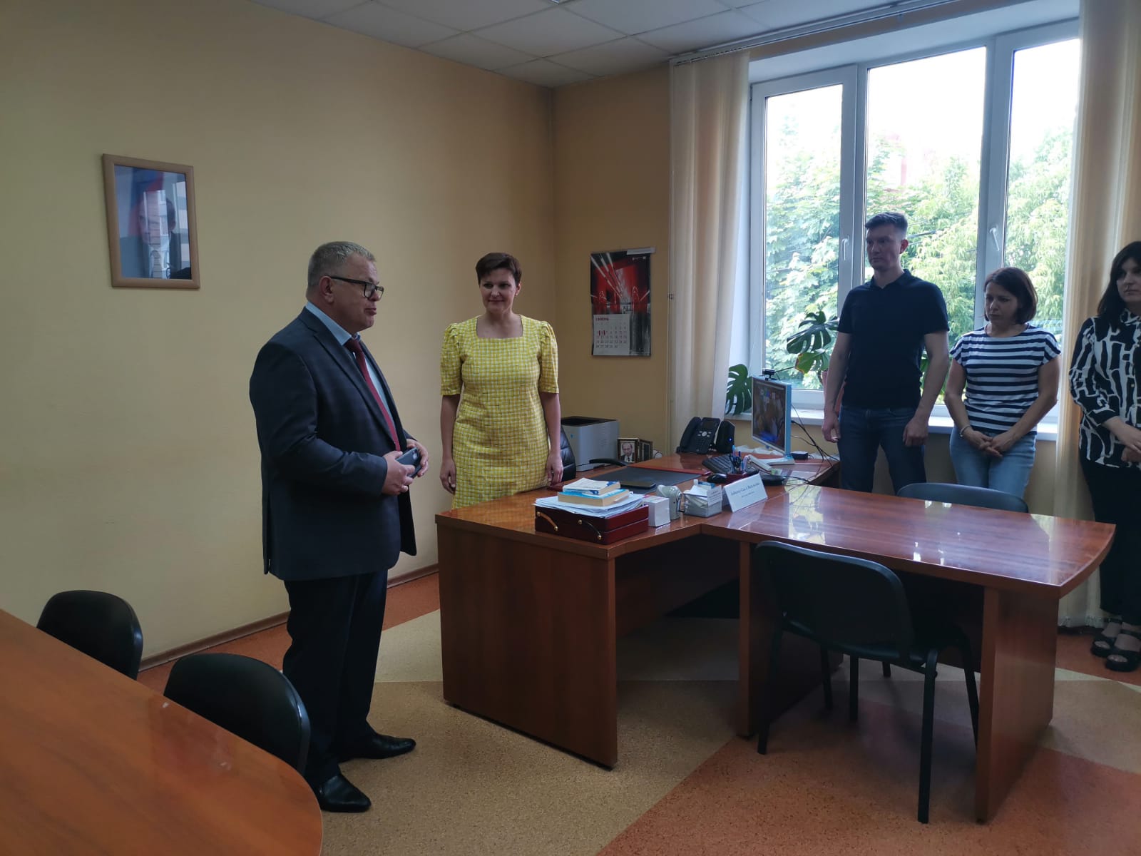 Руководитель фракции КПРФ в Московской областной Думе Александр Наумов вручил награды социальным работникам в Домодедове