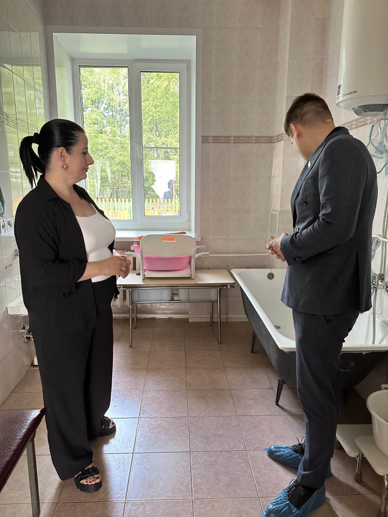 Депутат горсовета Лобни от КПРФ Даниил Рендаков поздравил работников ГКУЗ МО Краснополянского специализированного дома ребенка