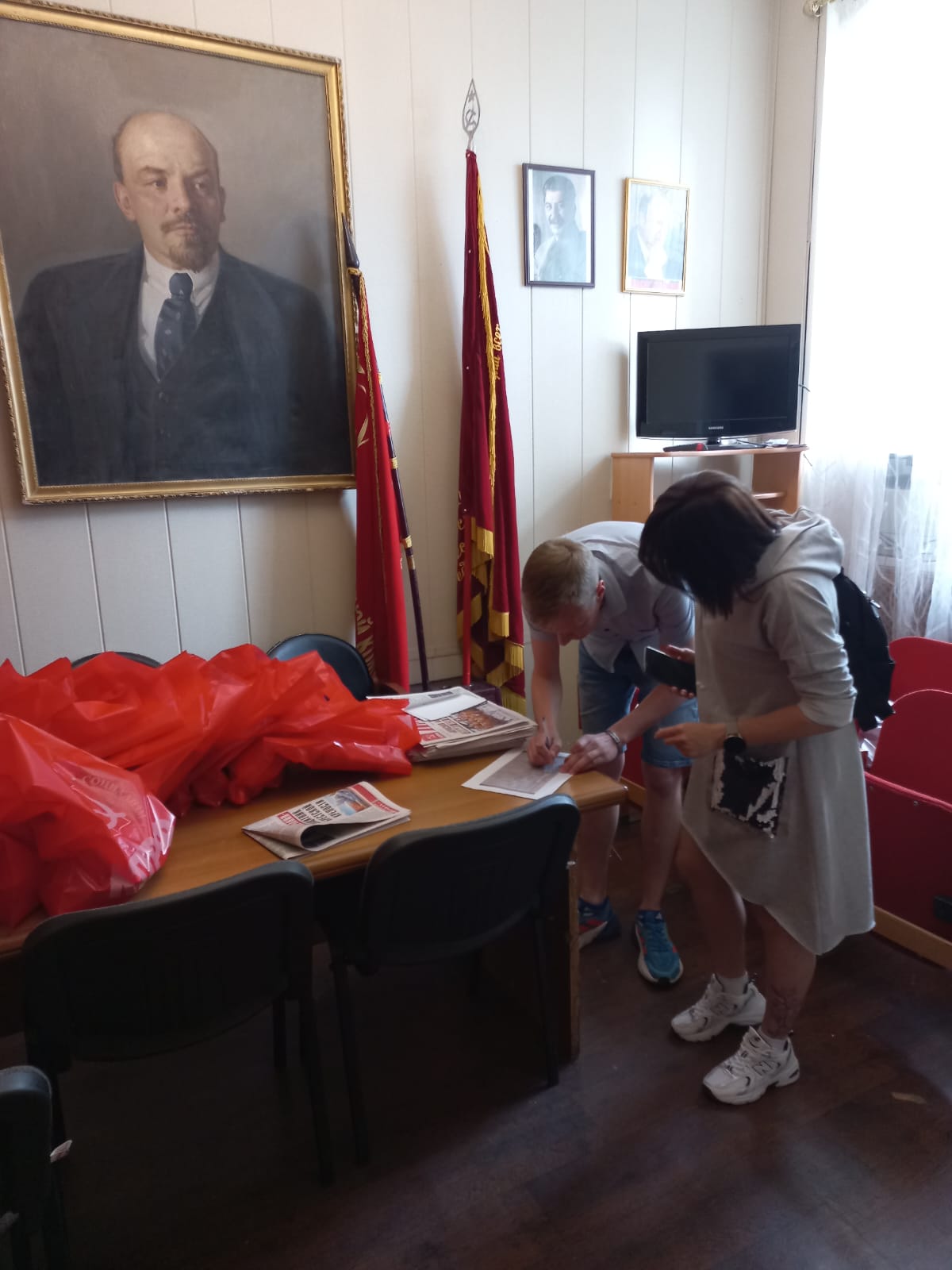В Королёвском городском отделении КПРФ прошла раздача продуктов малоимущим и многодетным семьям
