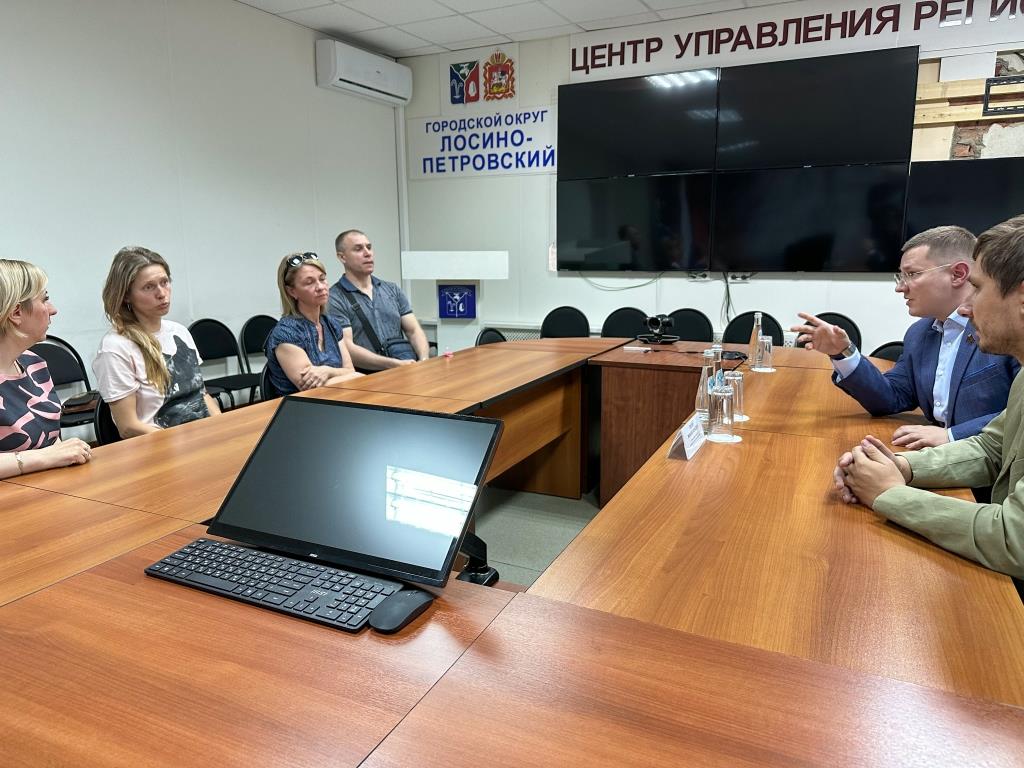 Депутат Мособлдумы Марк Черемисов совместно с депутатом Совета депутатов г.о. Лосино-Петровский Михаилом Поповым вручил благодарности волонтёрам центра «МногоМама»