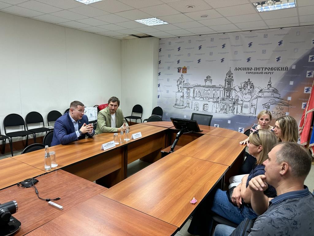 Депутат Мособлдумы Марк Черемисов совместно с депутатом Совета депутатов г.о. Лосино-Петровский Михаилом Поповым вручил благодарности волонтёрам центра «МногоМама»