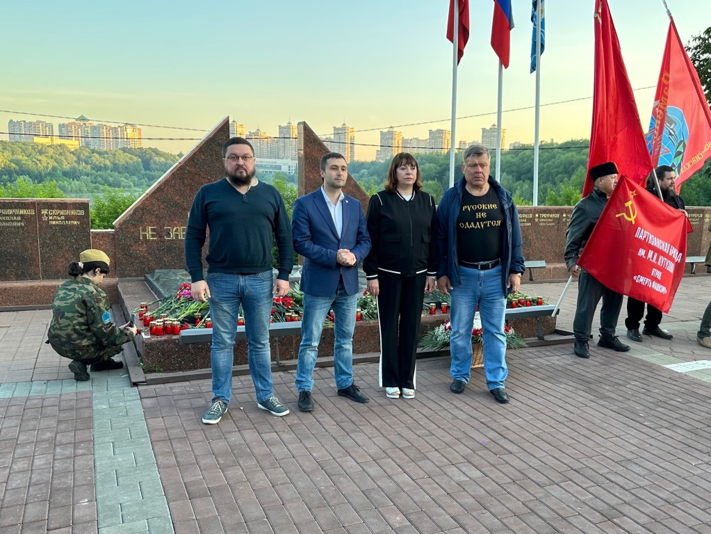 Раменские коммунисты возложили цветы к мемориалу в День памяти и скорби