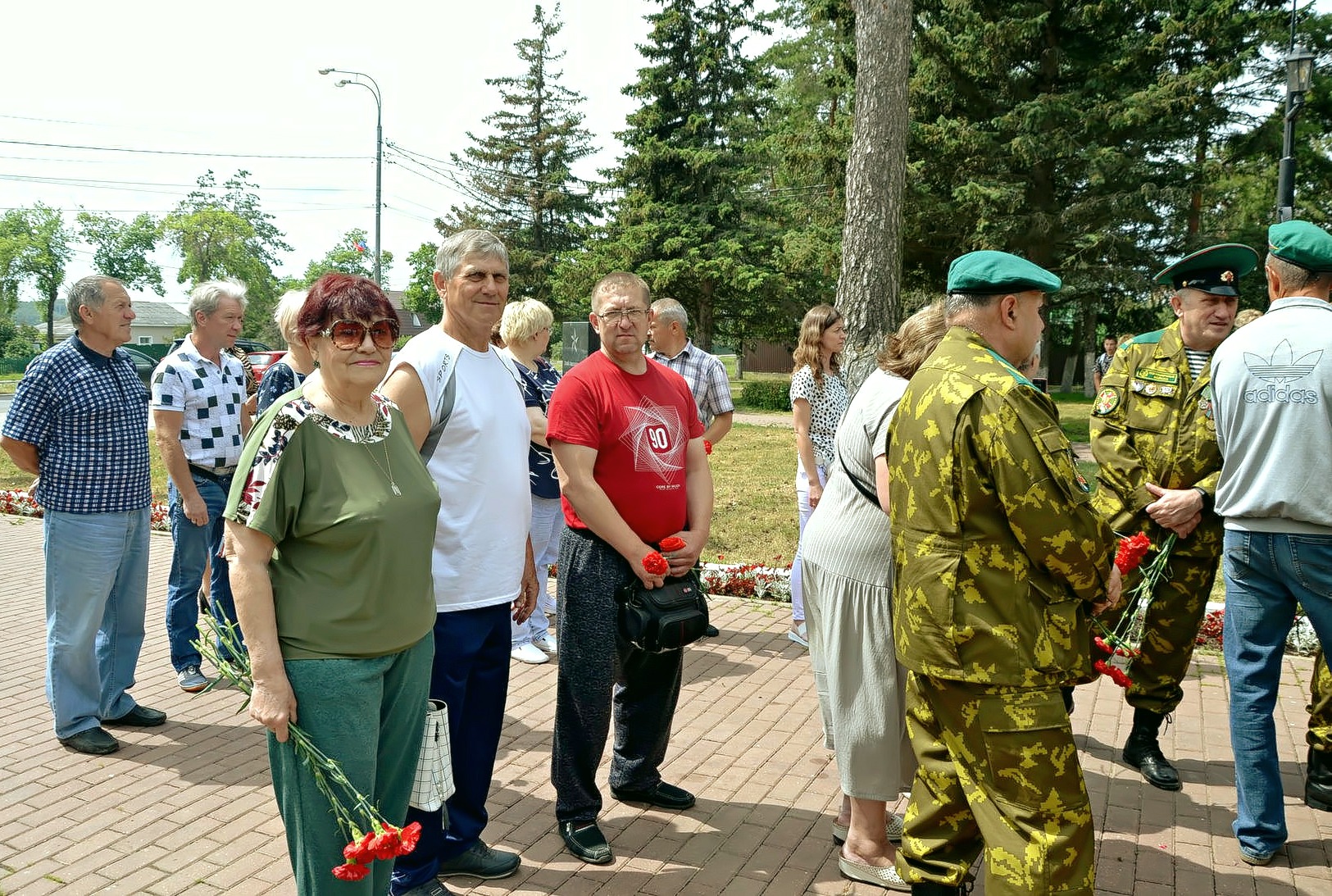 Озёрские коммунисты приняли участие в митинге «День памяти и скорби» у «Вечного огня» Мемориала «Погибшим воинам города Озёры»