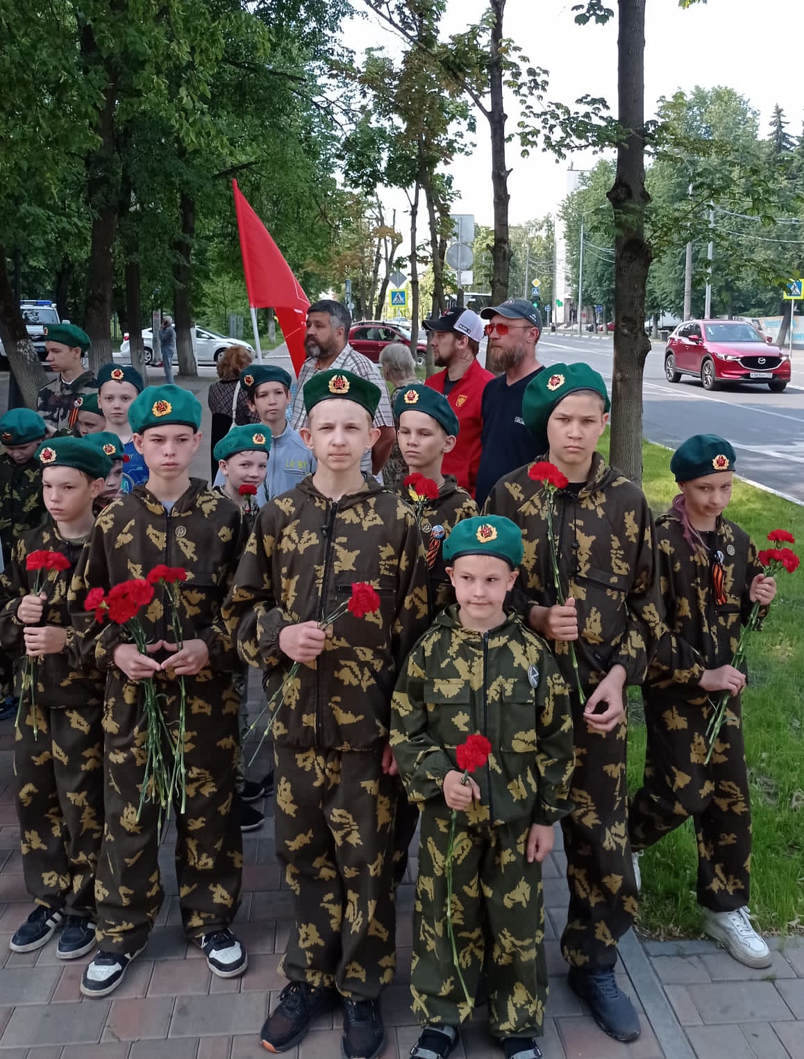 Коммунисты Электростали возложили цветы к Вечному огню