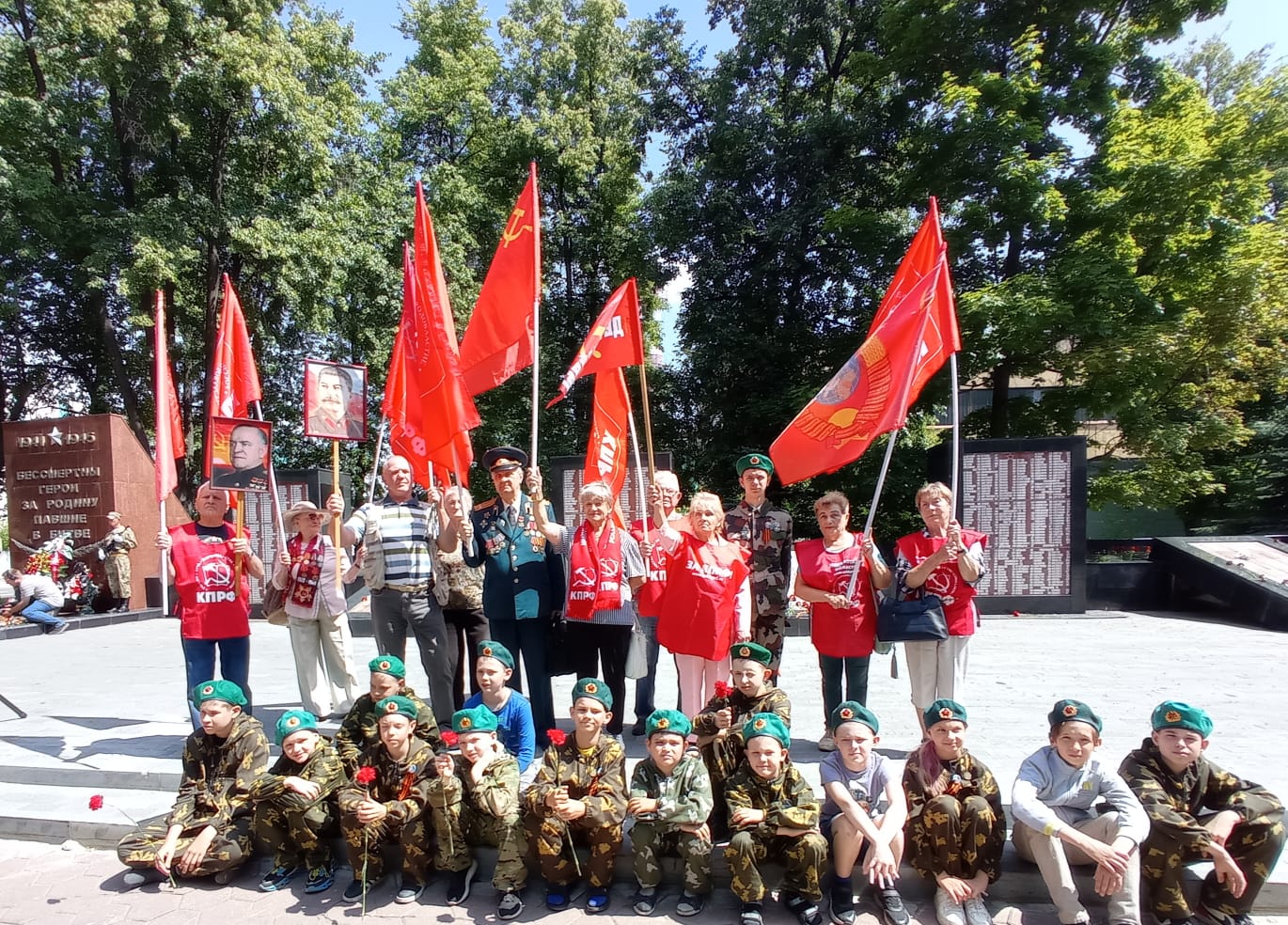 Коммунисты Электростали возложили цветы к Вечному огню