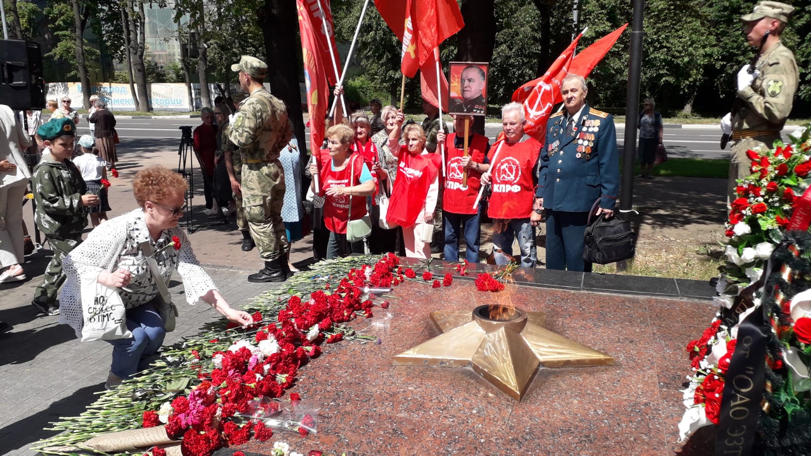 Коммунисты Электростали возложили цветы к Вечному огню