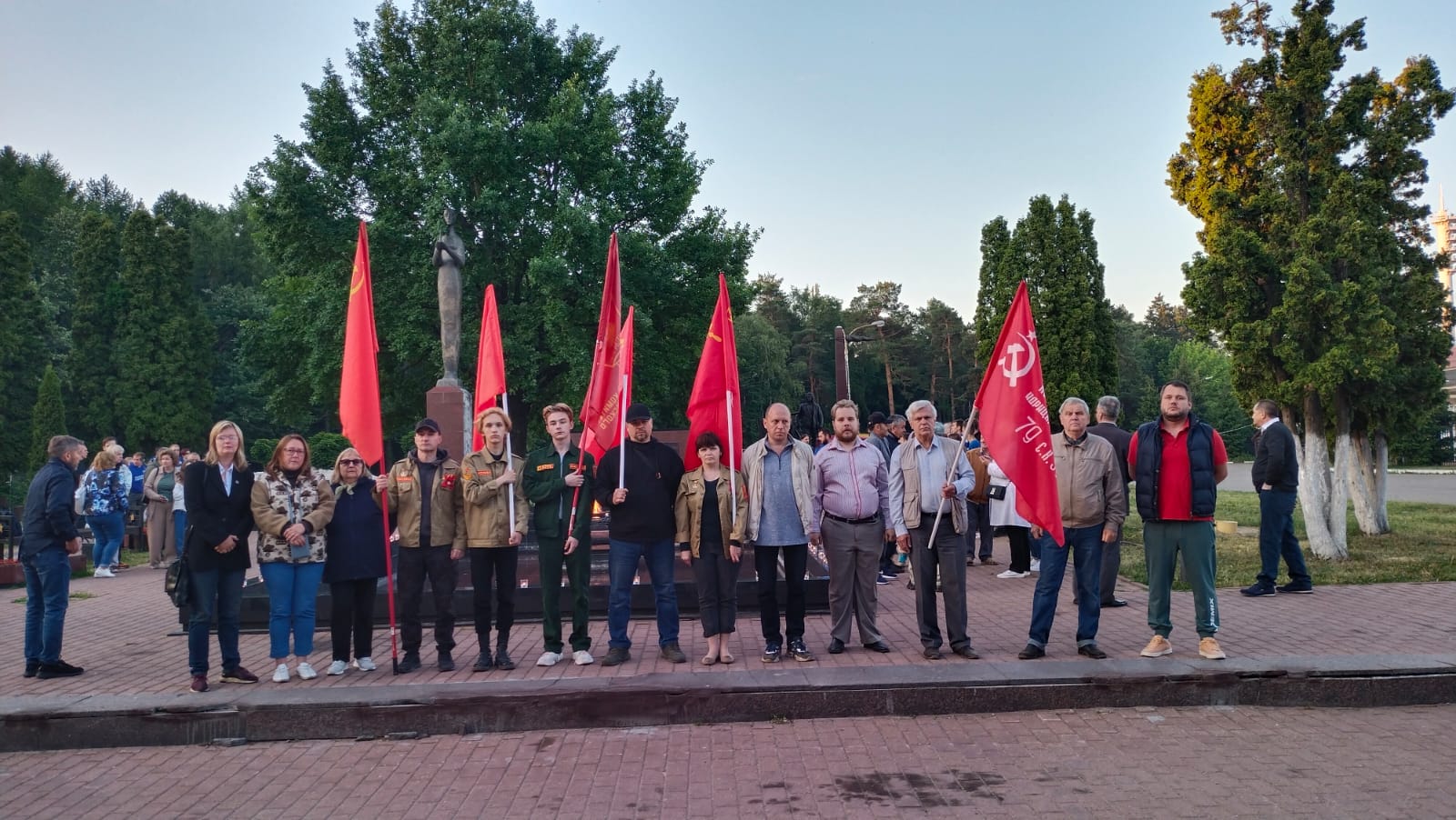 Памяти павших будем достойны!