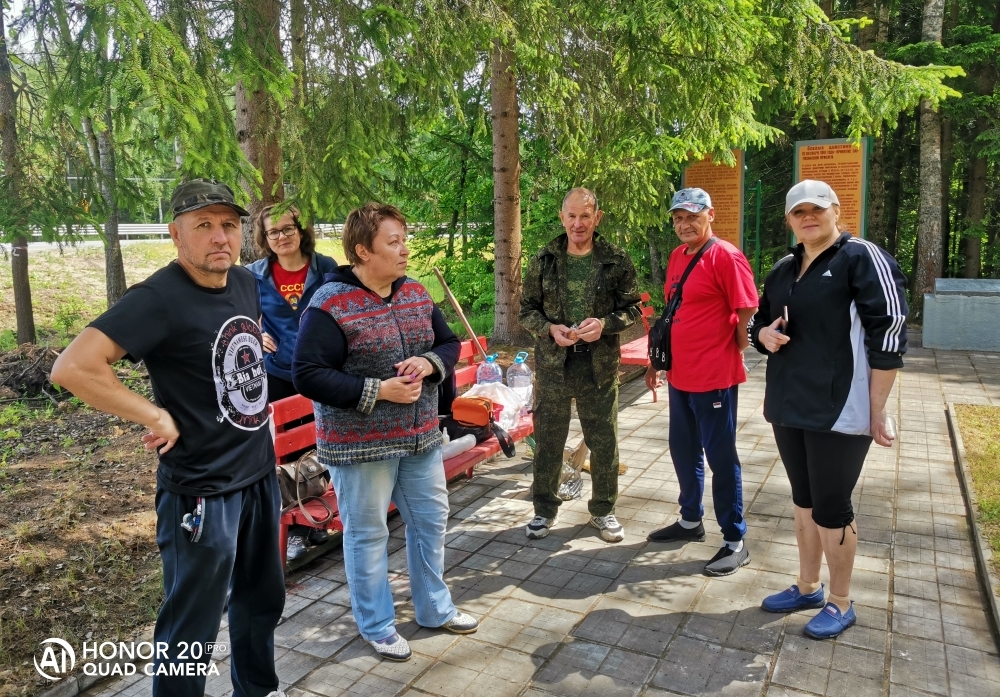 Субботник на партизанской базе «Смерть фашизму»