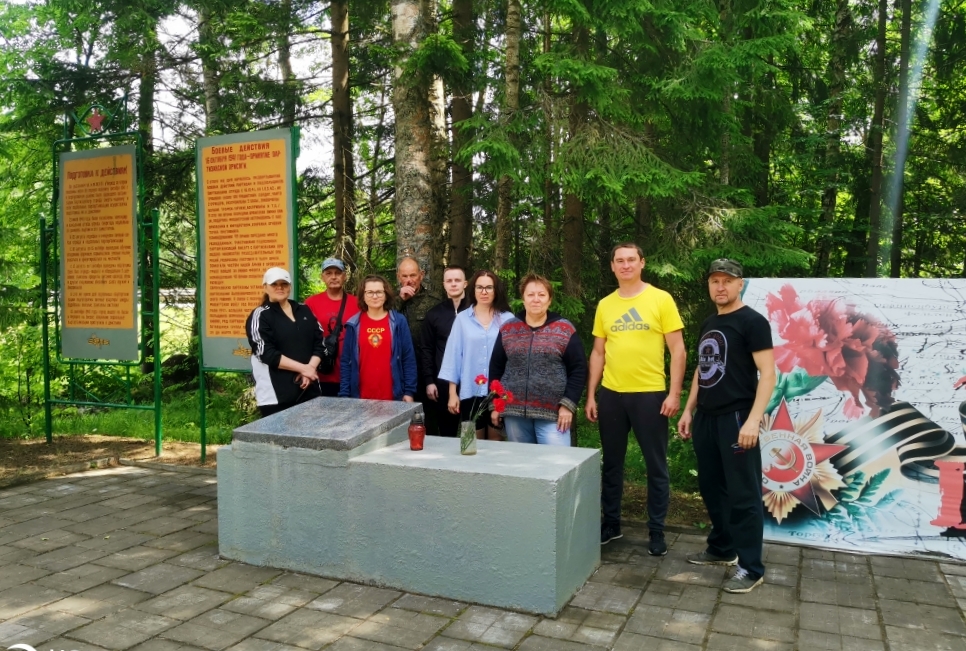Субботник на партизанской базе «Смерть фашизму»