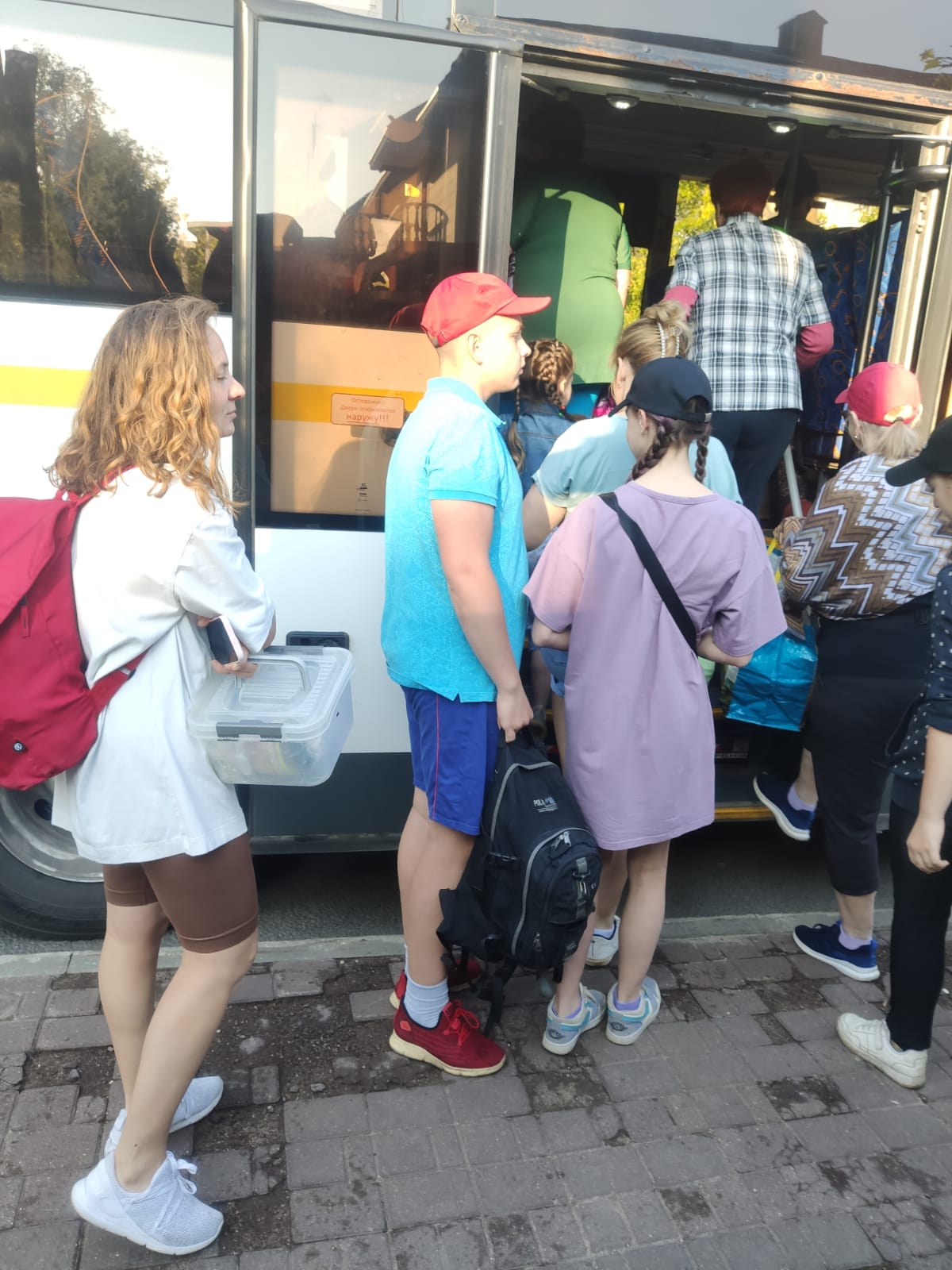 Жители Ногинска на сборе земляники