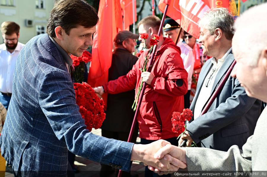 Через экономическую независимость и мобилизацию - к социальному государству!