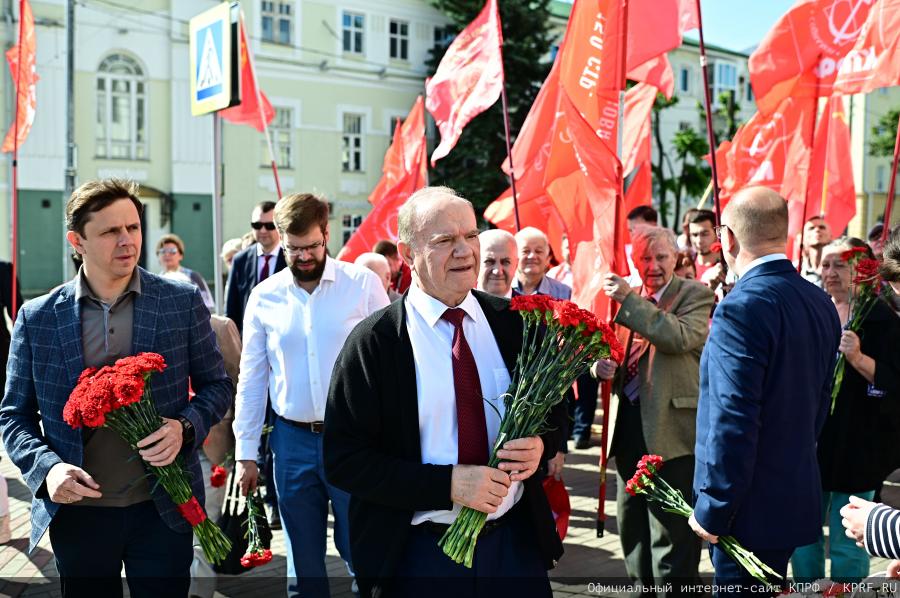 Через экономическую независимость и мобилизацию - к социальному государству!
