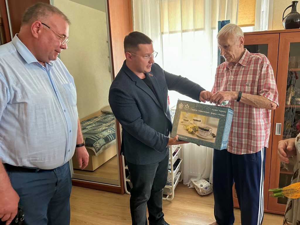 Депутат Мособлдумы от КПРФ Марк Черемисов совместно с депутатом-коммунистом окружного Совета Николаем Демидовым поздравили с юбилеем брака семью в г. Старая Купавна