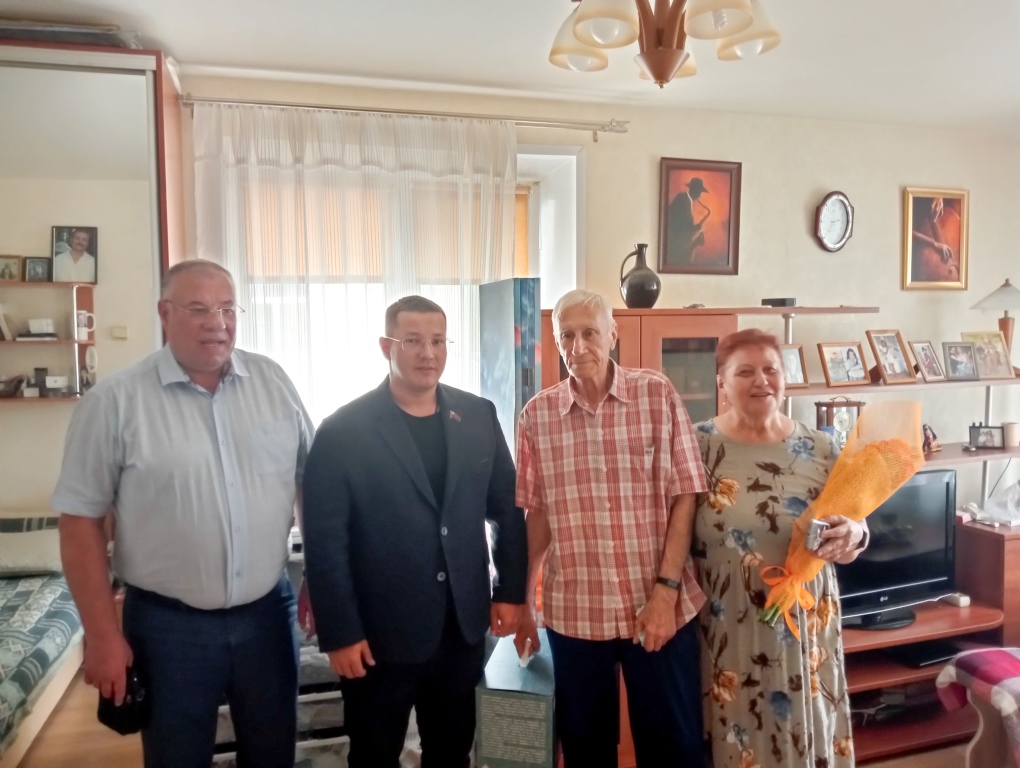 Депутат Мособлдумы от КПРФ Марк Черемисов совместно с депутатом-коммунистом окружного Совета Николаем Демидовым поздравили с юбилеем брака семью в г. Старая Купавна