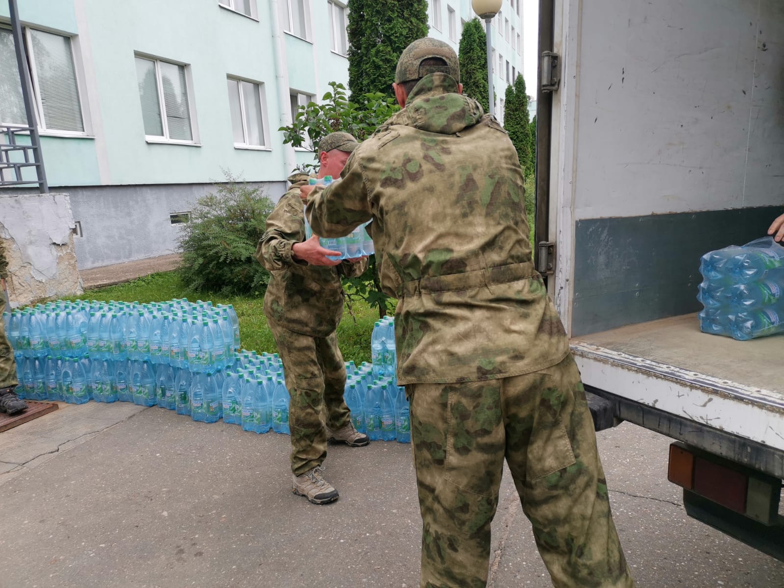 Секретарь МК КПРФ, руководитель фракции КПРФ в Мособлдуме Александр Наумов передал 2 тонны бутилированной воды бойцам армейского спецназа