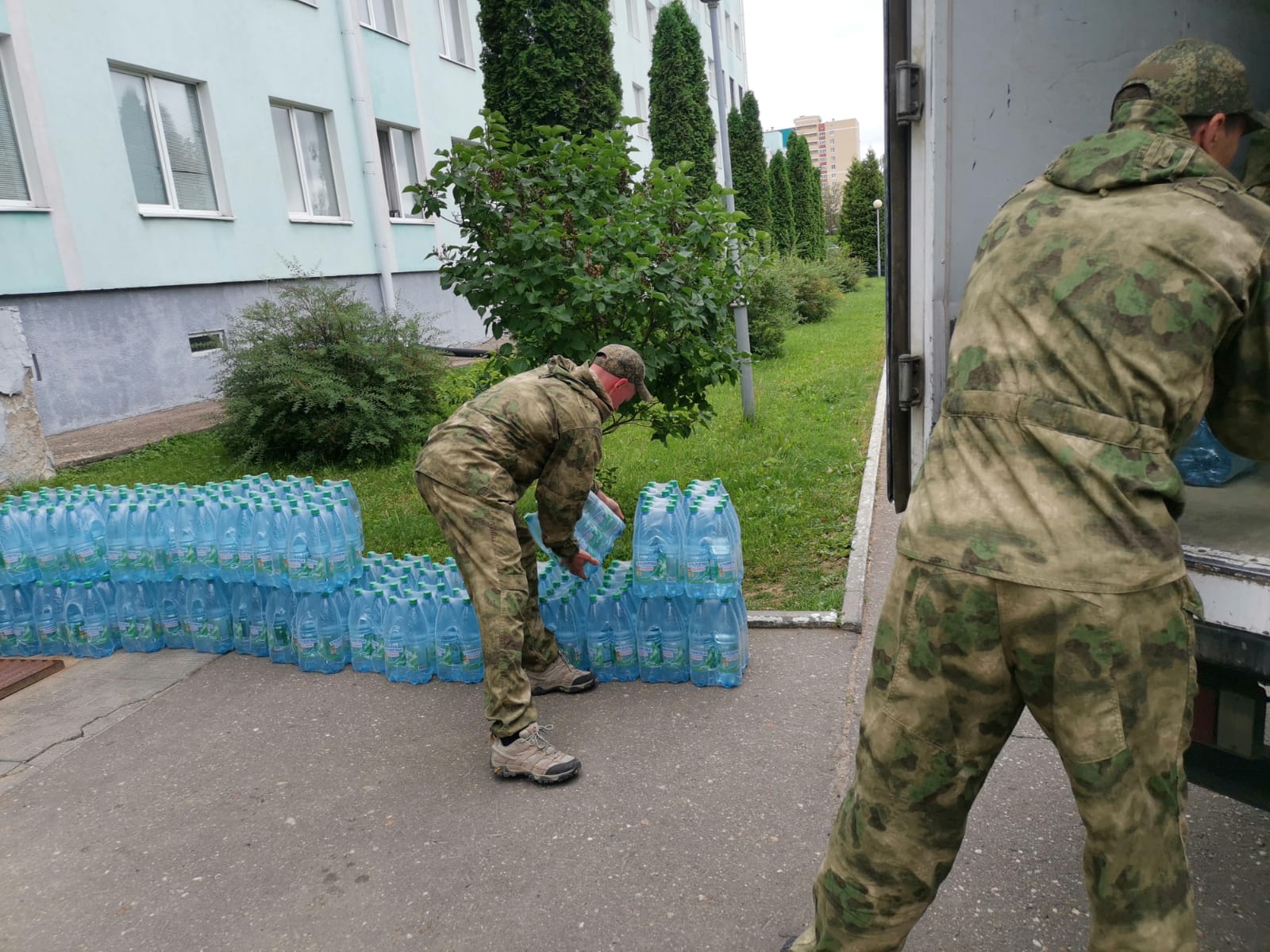Секретарь МК КПРФ, руководитель фракции КПРФ в Мособлдуме Александр Наумов передал 2 тонны бутилированной воды бойцам армейского спецназа