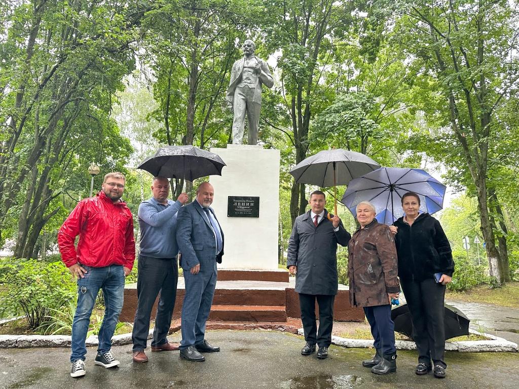 Депутат-коммунист Мособлдумы Марк Черемисов за счёт личных средств установил табличку к памятнику В.И. Ленину в Богородском г.о.