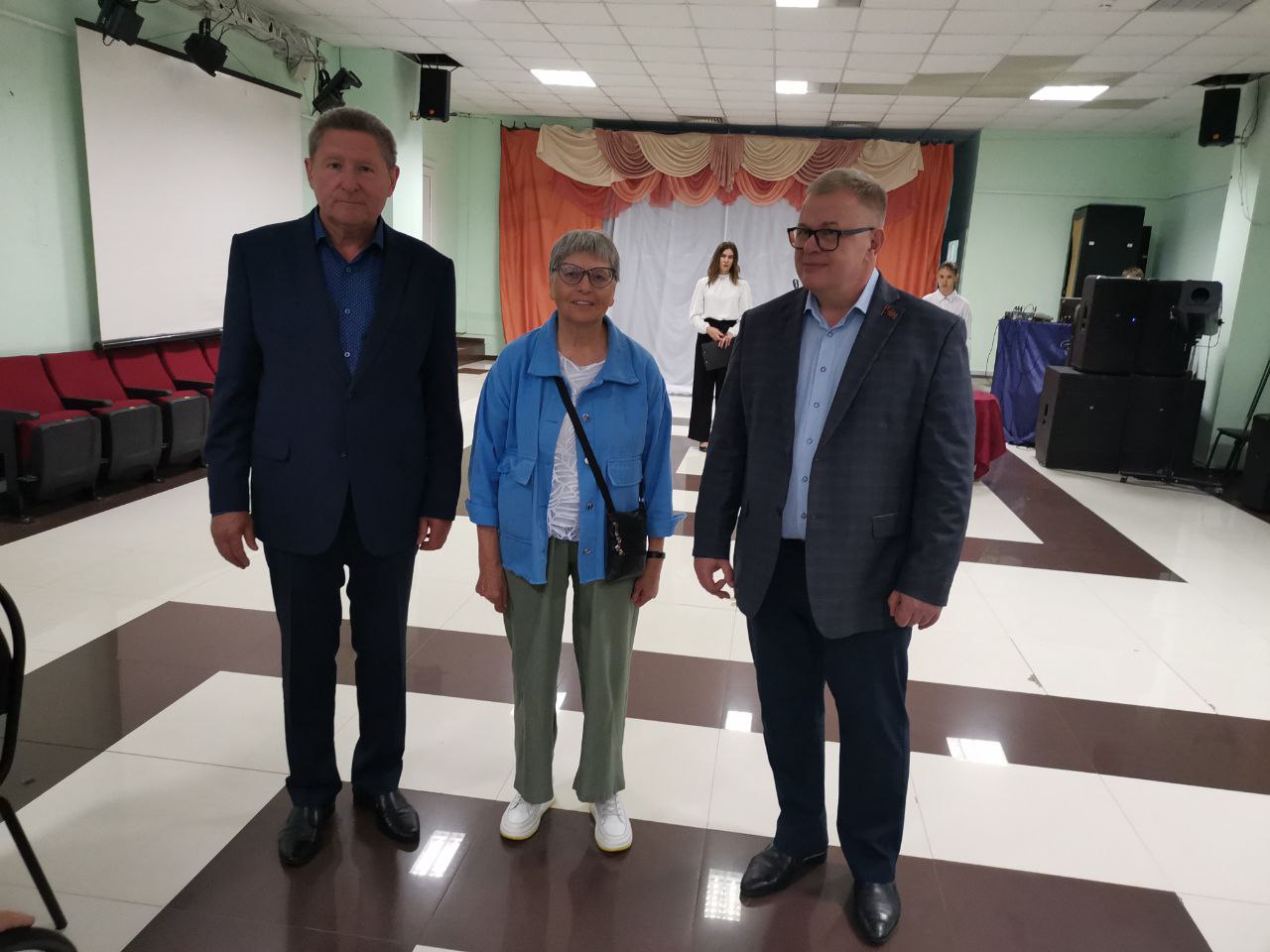 Председатель Московского областного отделения «Дети войны» Александр Наумов и Председатель Комитета Мособлдумы Владимир Барсуков посетили детей войны в Белоомуте