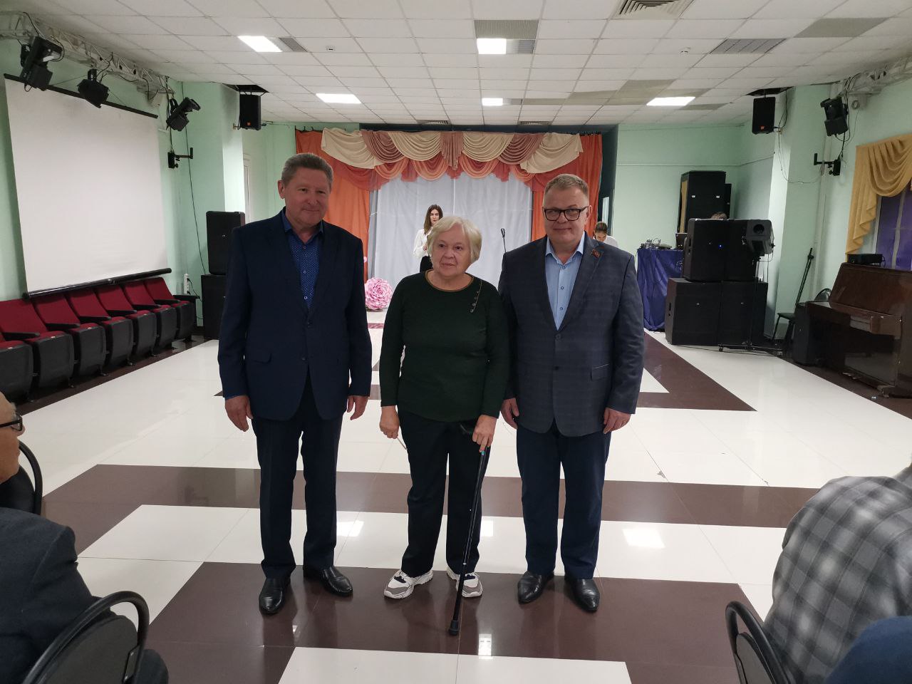 Председатель Московского областного отделения «Дети войны» Александр Наумов и Председатель Комитета Мособлдумы Владимир Барсуков посетили детей войны в Белоомуте