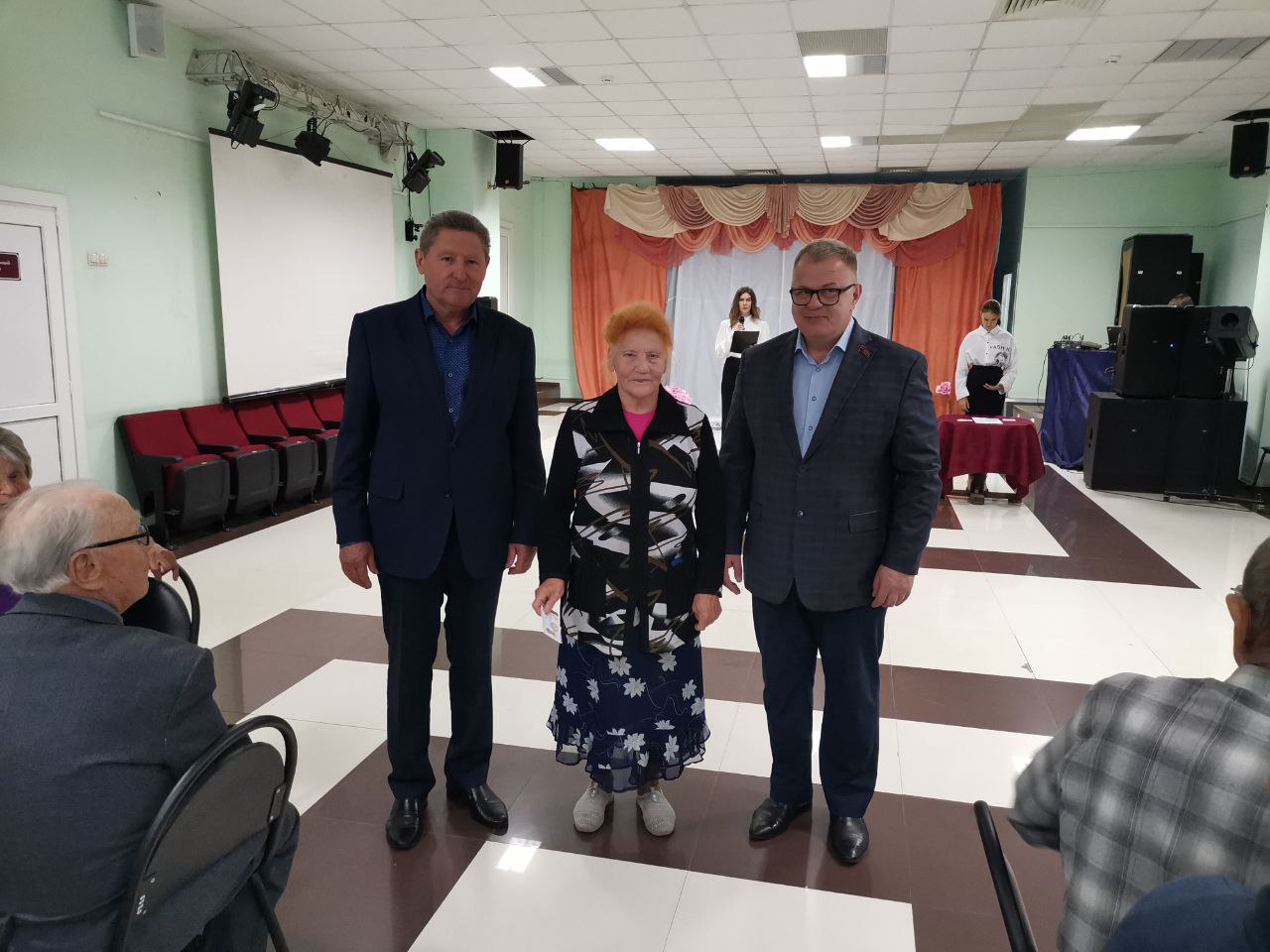 Председатель Московского областного отделения «Дети войны» Александр Наумов и Председатель Комитета Мособлдумы Владимир Барсуков посетили детей войны в Белоомуте