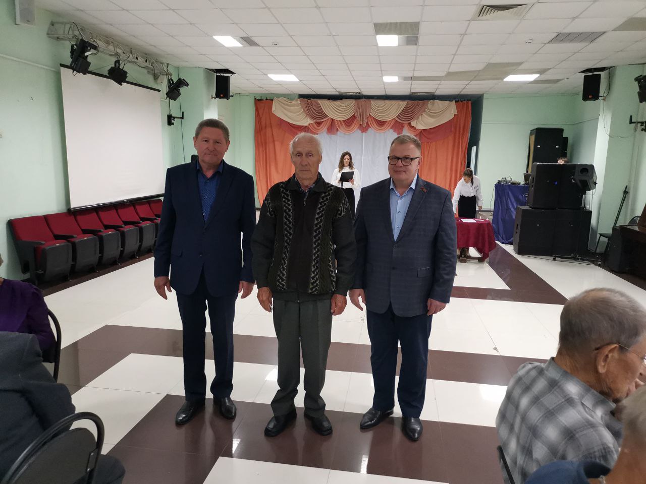 Председатель Московского областного отделения «Дети войны» Александр Наумов и Председатель Комитета Мособлдумы Владимир Барсуков посетили детей войны в Белоомуте
