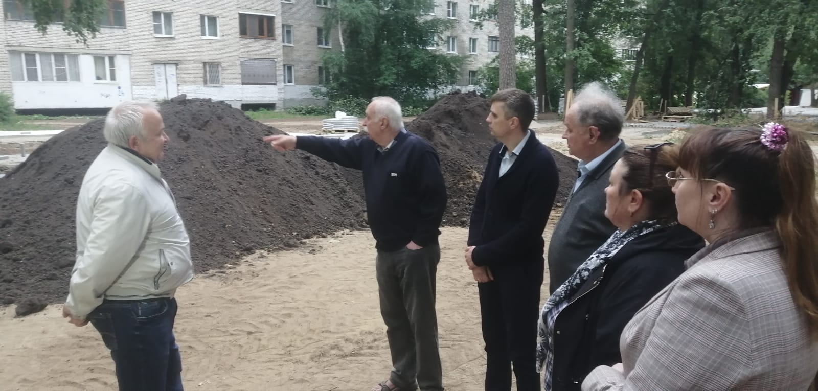 Варварская вырубка деревьев в сквере «Молодожёнов» продолжается