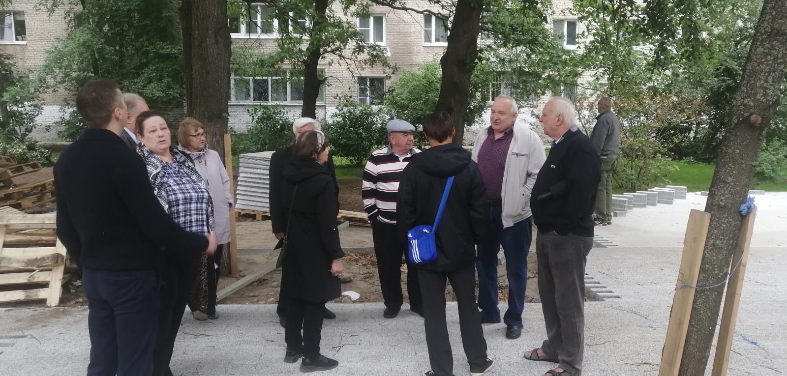 Варварская вырубка деревьев в сквере «Молодожёнов» продолжается