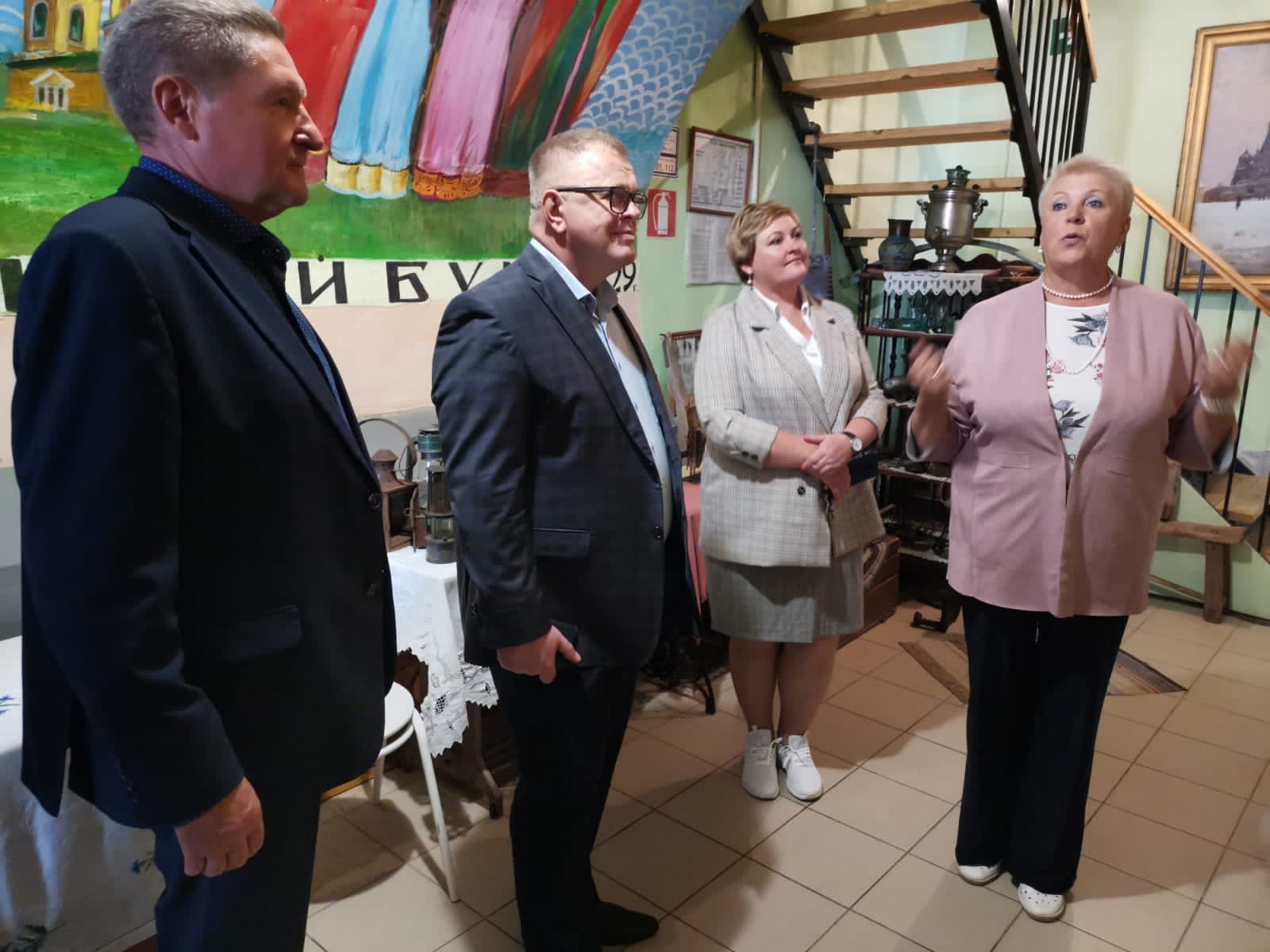 Заместитель Председателя Московской областной Думы Александр Наумов ознакомился с экспозицией Белоомутского краеведческого музея