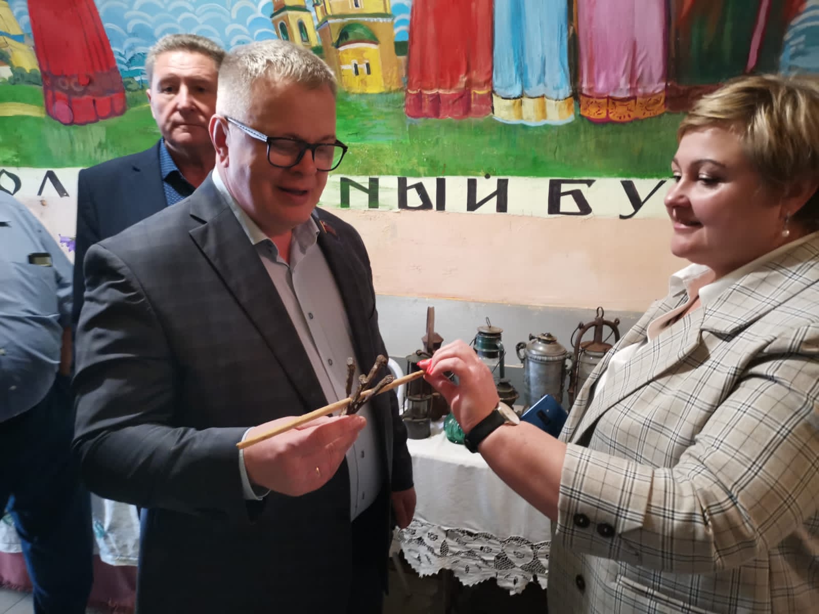 Заместитель Председателя Московской областной Думы Александр Наумов ознакомился с экспозицией Белоомутского краеведческого музея