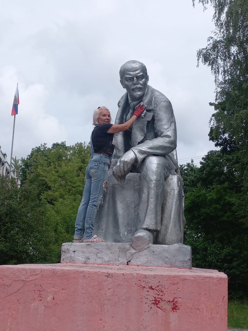 Щёлковские коммунисты провели косметический ремонт памятника В.И. Ленину