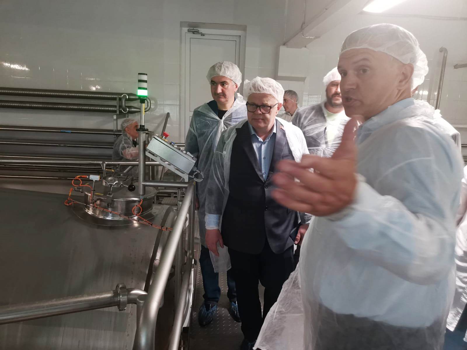 Заместитель Председателя Московской областной Думы, руководитель фракции КПРФ Александр Наумов посетил молокозавод в Зарудне