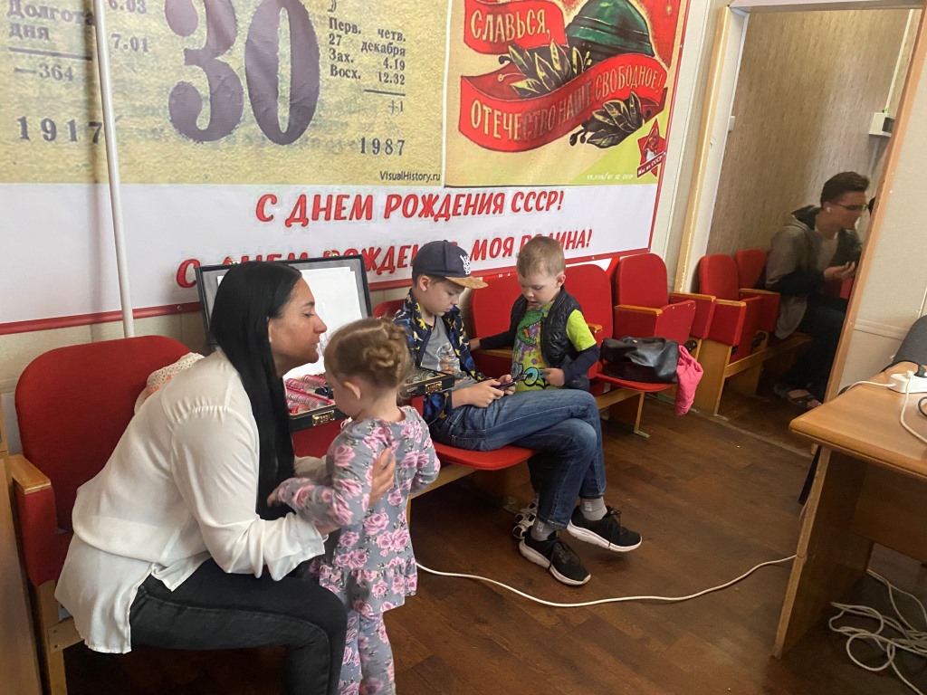 В Королёвском городском отделении КПРФ прошла благотворительная акция для семей по комплексному приёму врача-офтальмолога