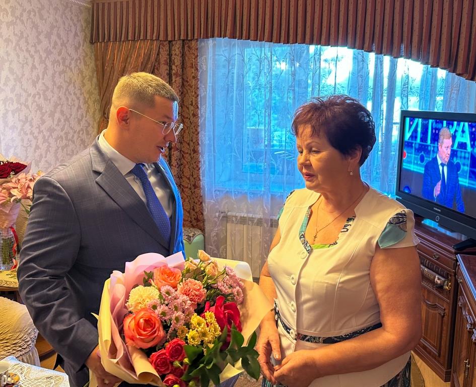 Депутат Мособлдумы от КПРФ Марк Черемисов совместно с депутатом - коммунистом окружного Совета Николаем Демидовым поздравили с юбилеем почётную жительницу г. Старая Купавна