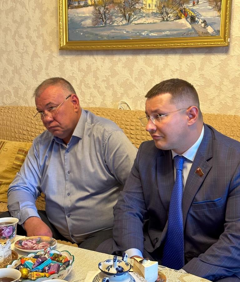 Депутат Мособлдумы от КПРФ Марк Черемисов совместно с депутатом - коммунистом окружного Совета Николаем Демидовым поздравили с юбилеем почётную жительницу г. Старая Купавна