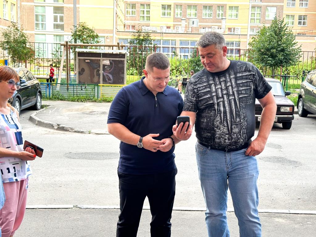 Депутат Мособлдумы от КПРФ Марк Черемисов совместно с депутатами-коммунистами окружного совета Любовью Саруханян и Михаилом Поповым проинспектировал ЖК «Лукино-Варино» в г.о. Лосино-Петровский