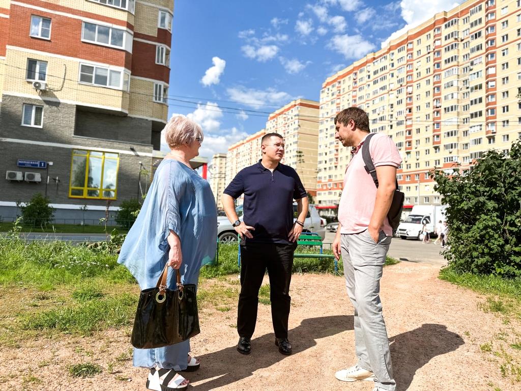 Депутат Мособлдумы от КПРФ Марк Черемисов совместно с депутатами-коммунистами окружного совета Любовью Саруханян и Михаилом Поповым проинспектировал ЖК «Лукино-Варино» в г.о. Лосино-Петровский