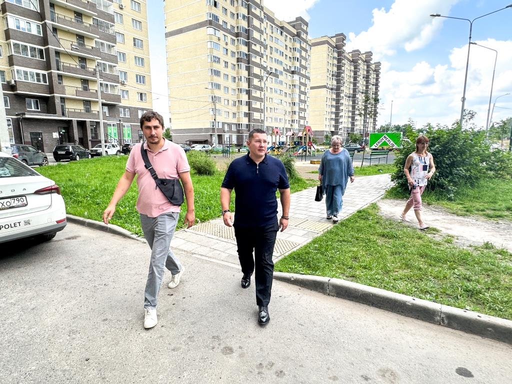 Депутат Мособлдумы от КПРФ Марк Черемисов совместно с депутатами-коммунистами окружного совета Любовью Саруханян и Михаилом Поповым проинспектировал ЖК «Лукино-Варино» в г.о. Лосино-Петровский