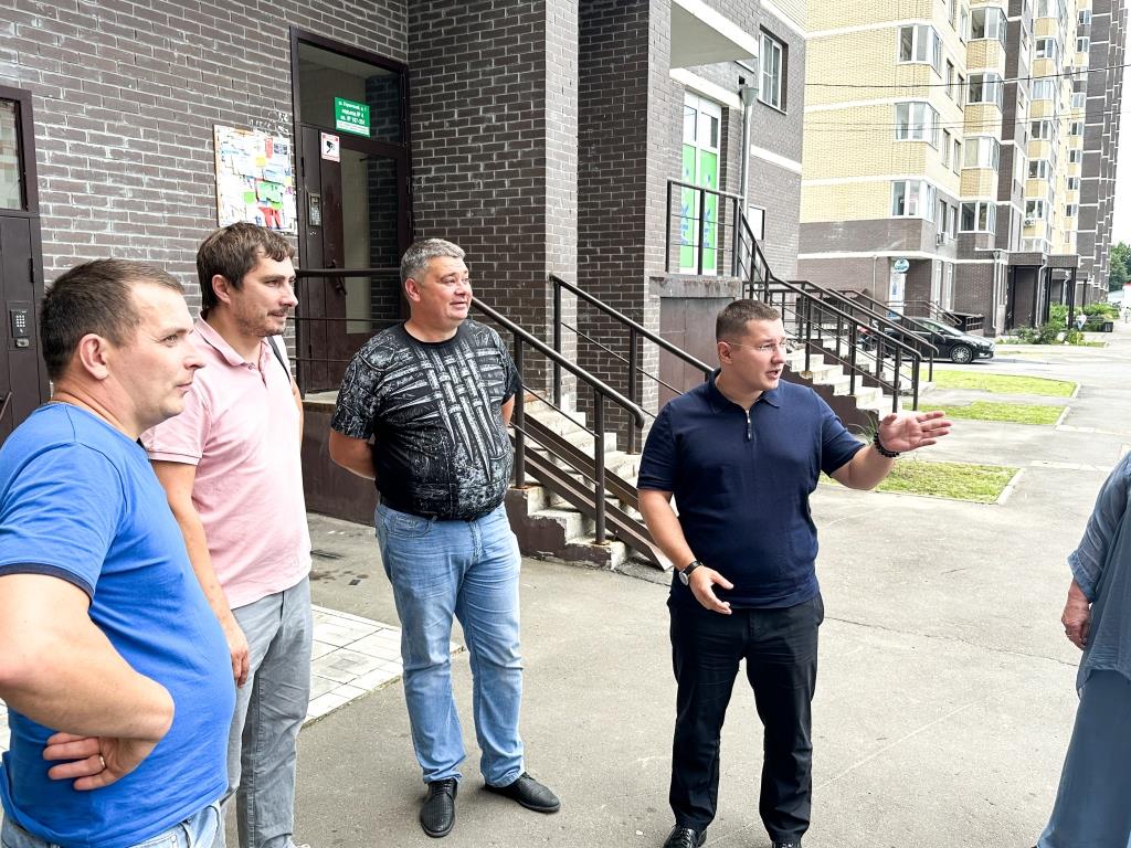 Депутат Мособлдумы от КПРФ Марк Черемисов совместно с депутатами-коммунистами окружного совета Любовью Саруханян и Михаилом Поповым проинспектировал ЖК «Лукино-Варино» в г.о. Лосино-Петровский