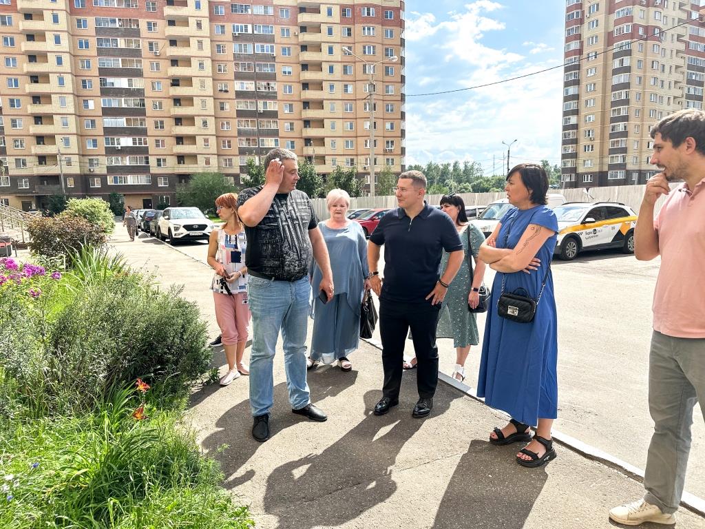 Депутат Мособлдумы от КПРФ Марк Черемисов совместно с депутатами-коммунистами окружного совета Любовью Саруханян и Михаилом Поповым проинспектировал ЖК «Лукино-Варино» в г.о. Лосино-Петровский