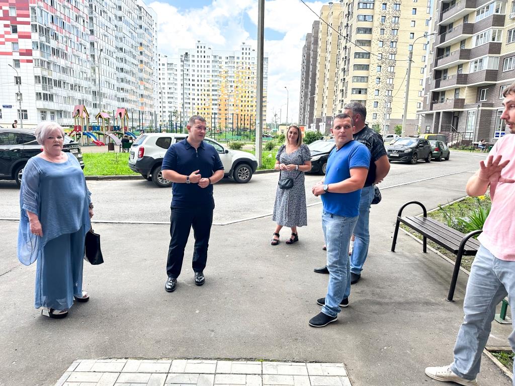 Депутат Мособлдумы от КПРФ Марк Черемисов совместно с депутатами-коммунистами окружного совета Любовью Саруханян и Михаилом Поповым проинспектировал ЖК «Лукино-Варино» в г.о. Лосино-Петровский