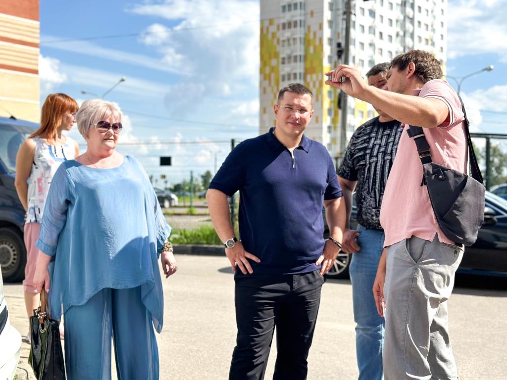 Депутат Мособлдумы от КПРФ Марк Черемисов совместно с депутатами-коммунистами окружного совета Любовью Саруханян и Михаилом Поповым проинспектировал ЖК «Лукино-Варино» в г.о. Лосино-Петровский