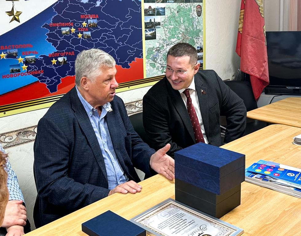 Депутат Мособлдумы Марк Черемисов вручил медаль «За любовь и верность» семье почётного жителя Богородского г.о.