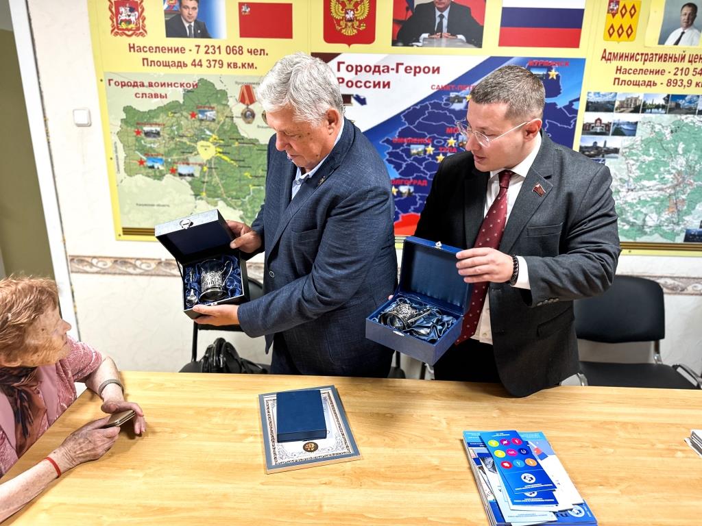 Депутат Мособлдумы Марк Черемисов вручил медаль «За любовь и верность» семье почётного жителя Богородского г.о.