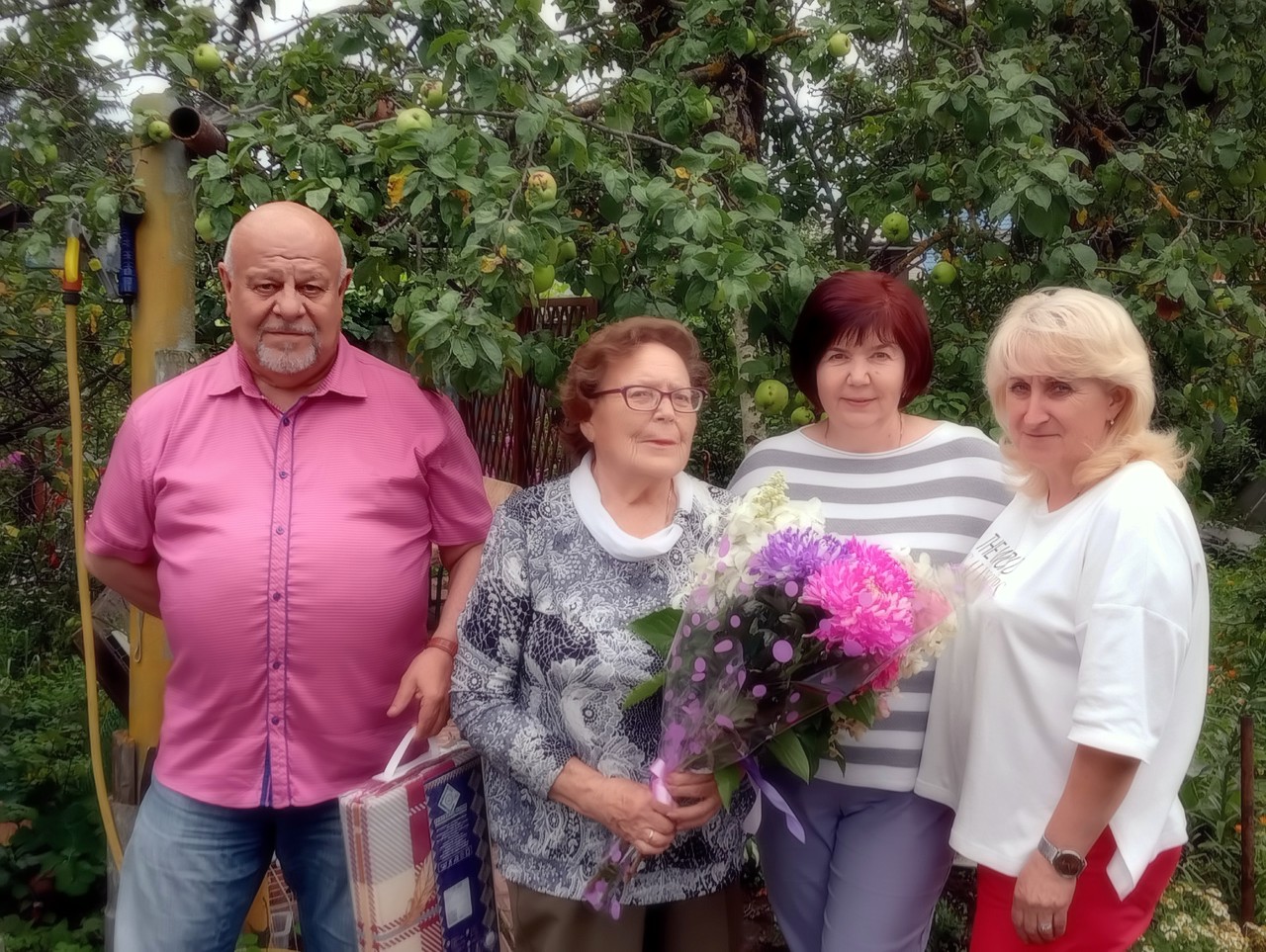 Коммунисты Озёр поздравили ветерана-коммуниста, члена МОО ООО «Дети войны» с днём рождения