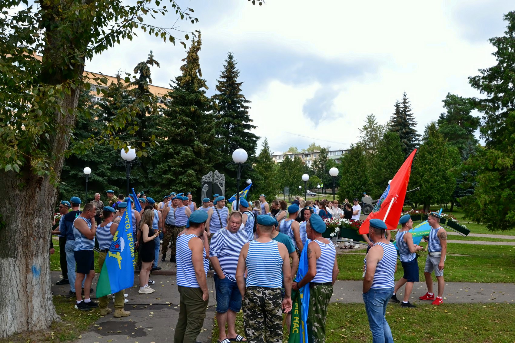 Озёрские коммунисты приняли участие в праздновании дня ВДВ