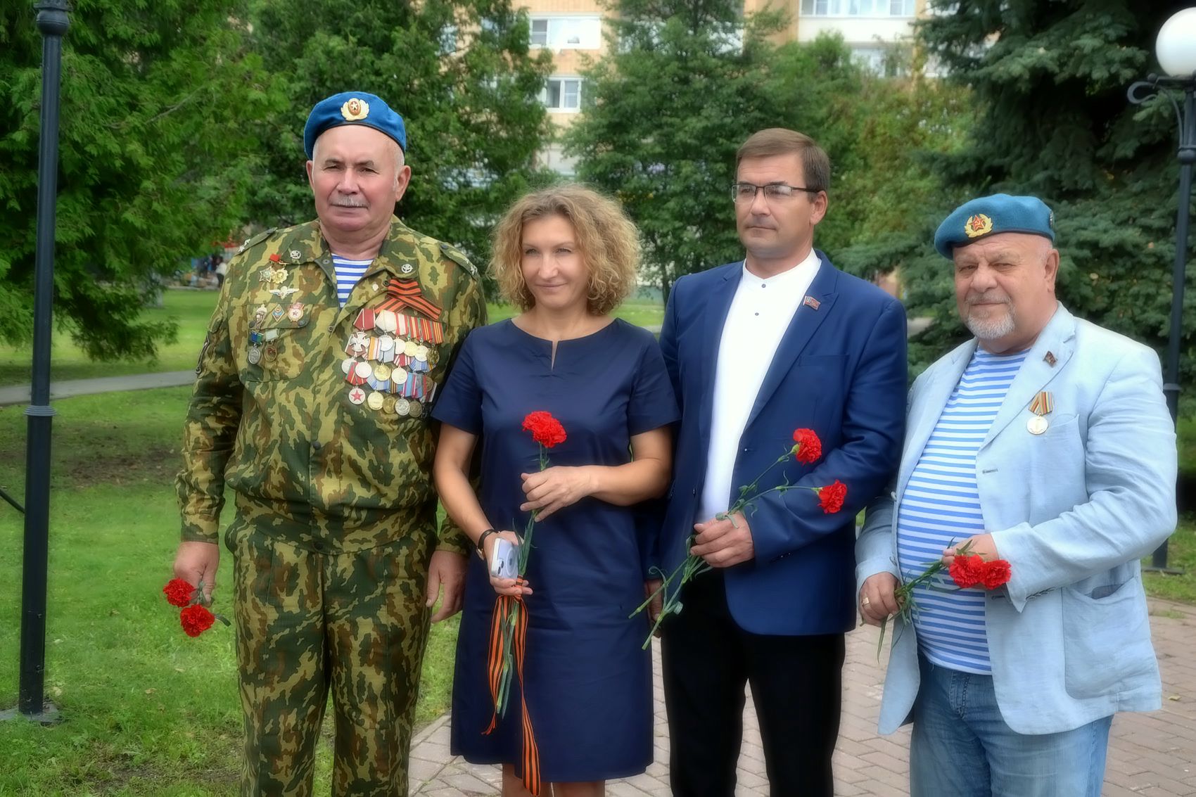 Озёрские коммунисты приняли участие в праздновании дня ВДВ